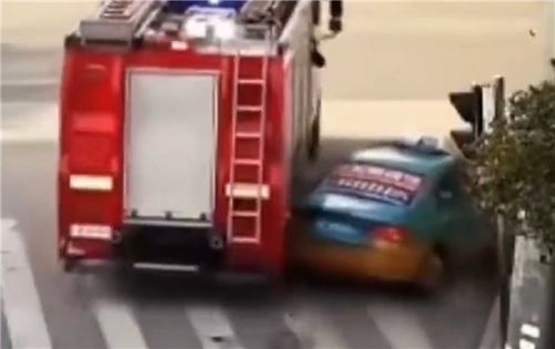 出租車擋道致消防車剮蹭，交警認(rèn)定出租車全責(zé)，救險(xiǎn)車不應(yīng)為避讓而受限